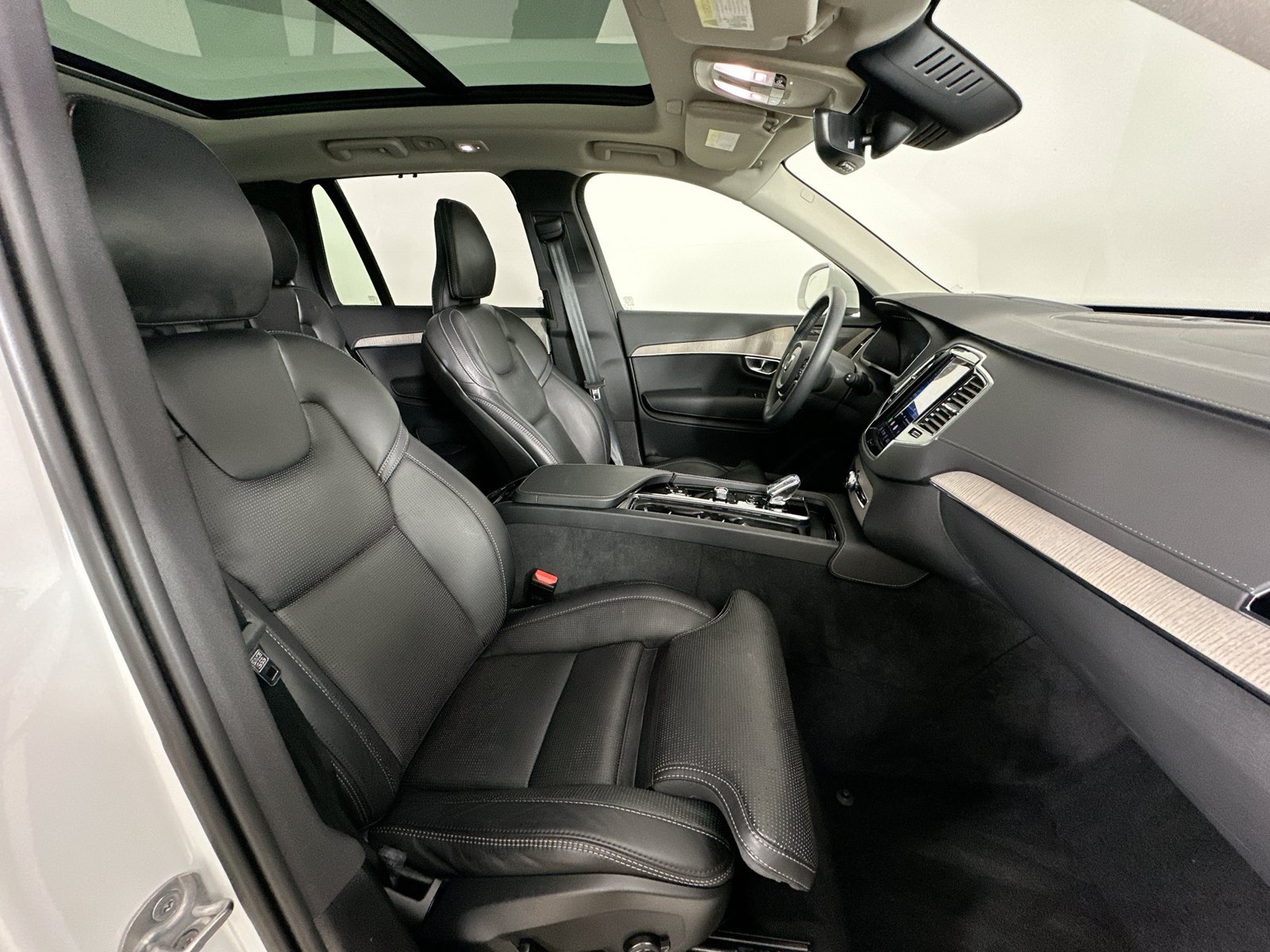 Certified 2024 Volvo XC90 B6 Ultimate w/ Protection Package Premier AWD/4WD image 43