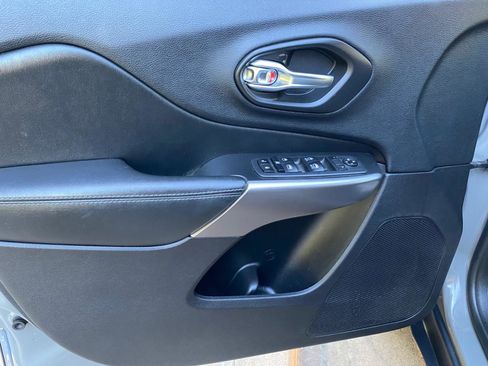 Used 2020 Jeep Cherokee Latitude Plus FWD image 24
