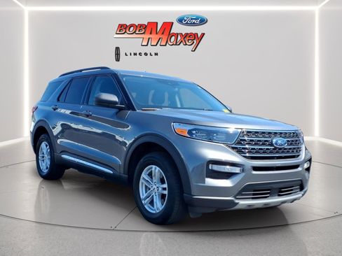 Used 2022 Ford Explorer XLT w/ Equipment Group 202A image 3