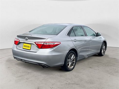 Used 2016 Toyota Camry SE image 6