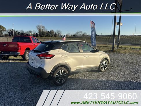 Used 2018 Nissan Kicks SV image 3