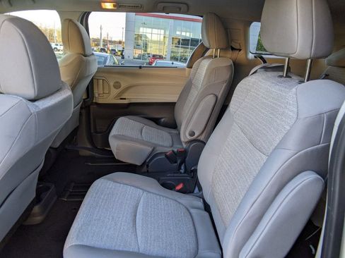 Used 2021 Toyota Sienna LE w/ LE Plus Package FWD image 17