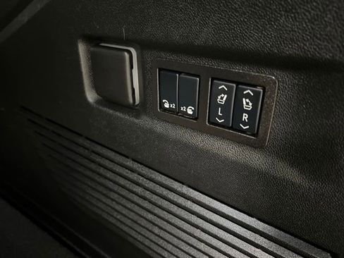 Used 2025 GMC Yukon XL Denali image 54