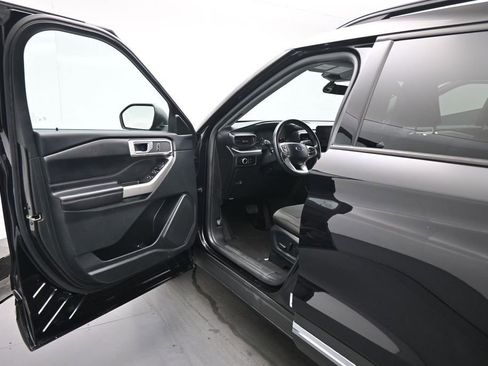 Certified 2023 Ford Explorer XLT RWD image 8