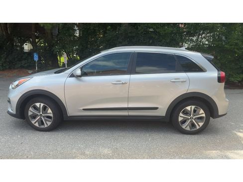 Used 2019 Kia Niro EX w/ Cold Weather Package 2.0 FWD image 2