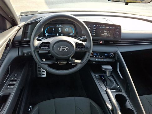 Certified 2025 Hyundai Elantra Sport FWD image 11