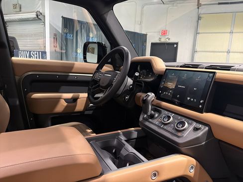 Used 2025 Land Rover Defender 110 S image 37