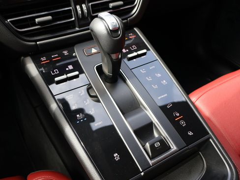 Used 2024 Porsche Macan AWD/4WD image 26
