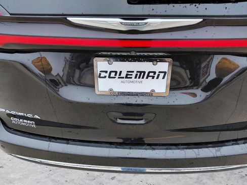 Used 2023 Chrysler Pacifica Touring-L image 19