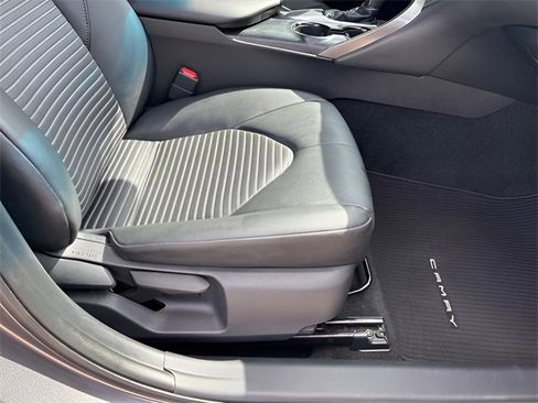 Used 2018 Toyota Camry SE w/ Convenience Package image 11