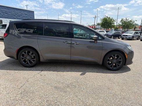 Used 2018 Chrysler Pacifica Limited w/ S Appearance Package FWD image 6