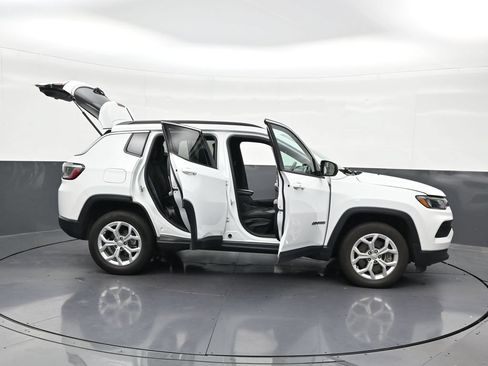 Used 2024 Jeep Compass Latitude AWD/4WD image 35
