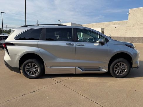 Used 2023 Toyota Sienna XLE w/ XLE Plus Package FWD image 6