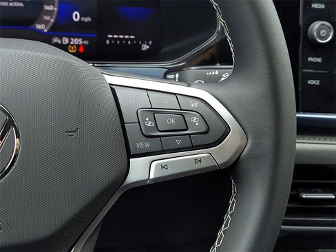 Used 2024 Volkswagen Taos SE image 21