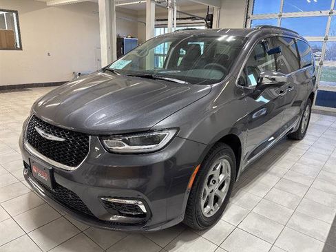 Used 2022 Chrysler Pacifica Limited AWD/4WD image 1