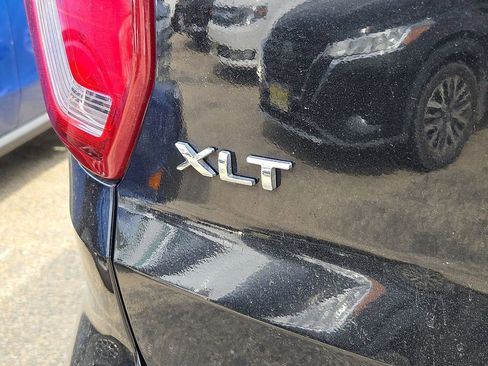 Used 2018 Ford Explorer XLT w/ Equipment Group 202A image 10