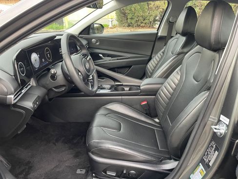 Used 2025 Hyundai Elantra Limited image 25