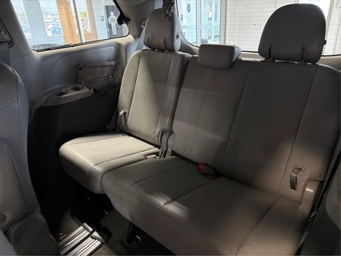 Used 2018 Toyota Sienna XLE Premium FWD image 32