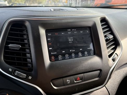 Used 2020 Jeep Cherokee Latitude Plus w/ Cold Weather Group image 17