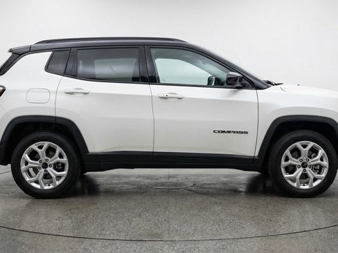 Used 2025 Jeep Compass Latitude AWD/4WD image 11