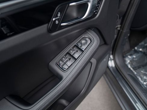 Used 2026 Porsche Macan AWD/4WD image 18