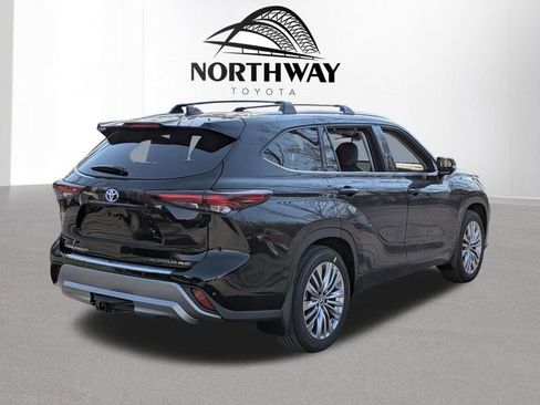 New 2026 Toyota Highlander Platinum AWD/4WD image 4