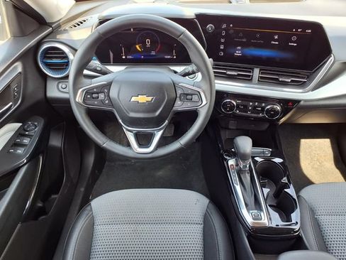 Used 2025 Chevrolet Trax LT w/ LT Convenience Package FWD image 6