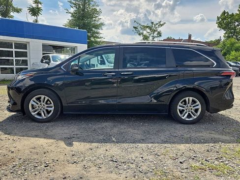 Used 2024 Toyota Sienna Limited AWD/4WD image 4