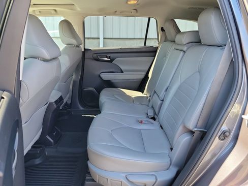 Used 2020 Toyota Highlander XLE AWD/4WD image 16