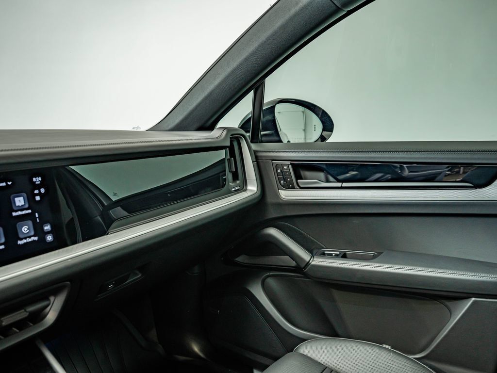 Certified 2025 Porsche Cayenne E-Hybrid Coupe AWD/4WD image 32