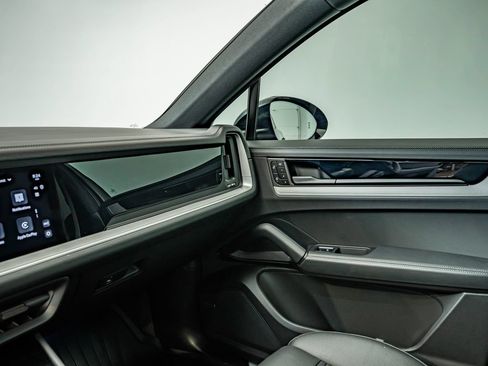 Certified 2025 Porsche Cayenne E-Hybrid Coupe AWD/4WD image 32