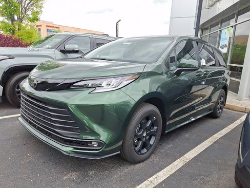 New 2026 Toyota Sienna XLE Woodland Edition AWD/4WD image 2
