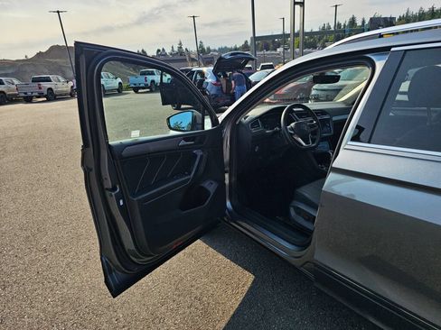 Used 2022 Volkswagen Tiguan SE AWD/4WD image 19