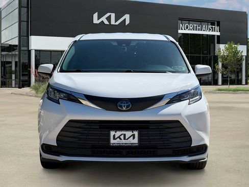 Used 2021 Toyota Sienna LE FWD image 5