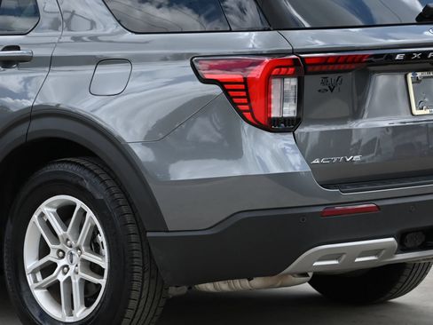 Used 2025 Ford Explorer Active w/ Active Comfort Package RWD image 8