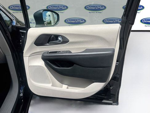 Used 2023 Chrysler Pacifica Touring-L FWD image 27