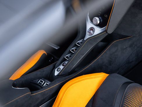 Used 2024 McLaren 750S Spider RWD image 40