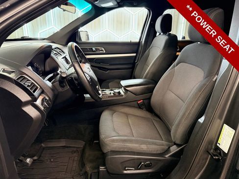 Used 2017 Ford Explorer XLT image 12