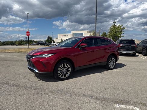 Used 2023 Toyota Venza XLE image 15
