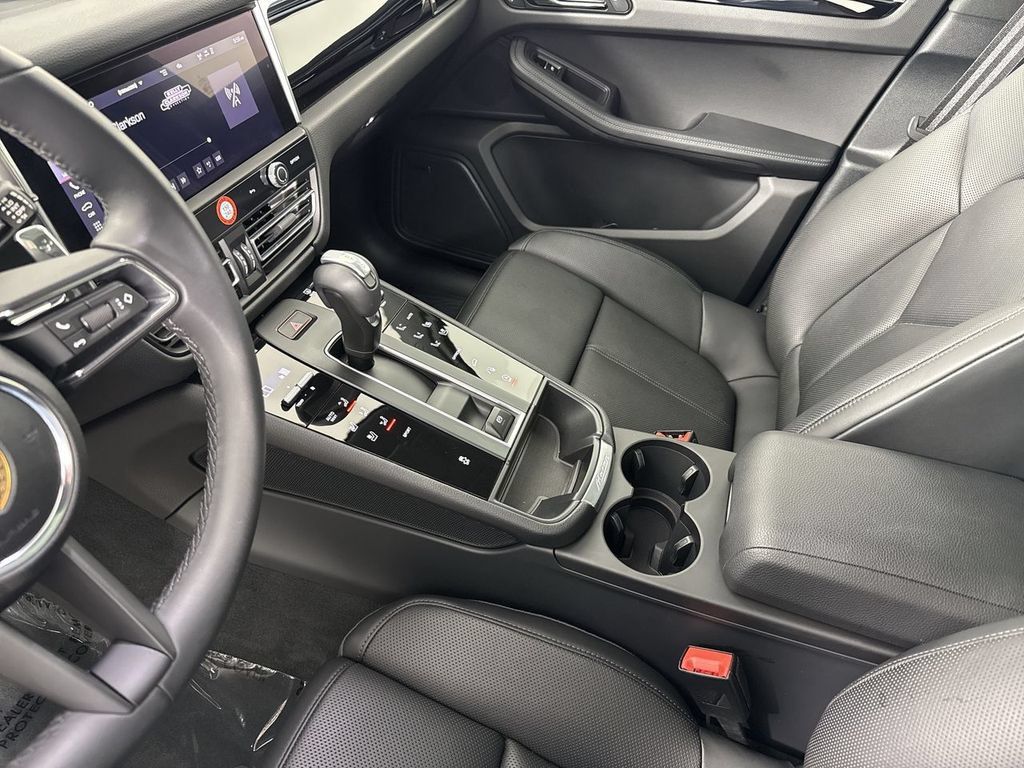 Certified 2025 Porsche Macan AWD/4WD image 32