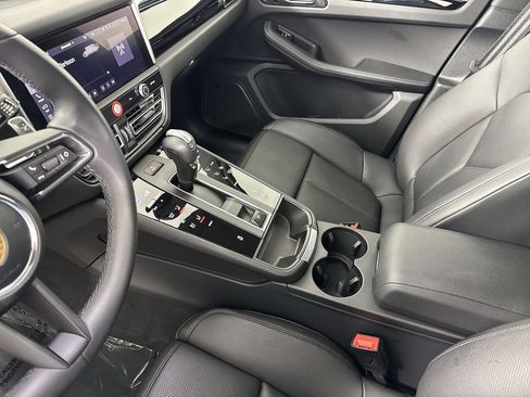Certified 2025 Porsche Macan AWD/4WD image 32