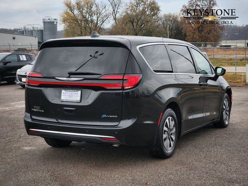Used 2022 Chrysler Pacifica Touring-L image 5