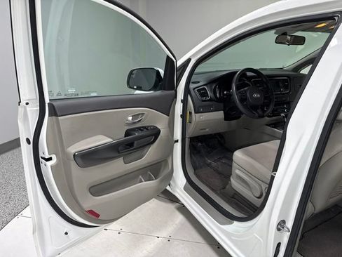 Used 2018 Kia Sedona L FWD image 9