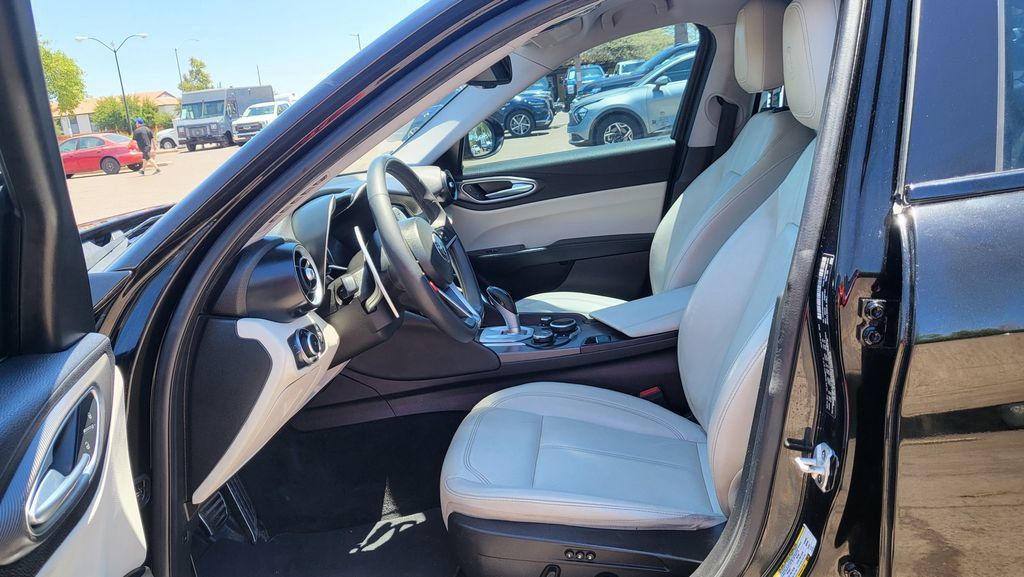 Used 2019 Alfa Romeo Giulia AWD w/ Quick Order Package 22J Sport image 27