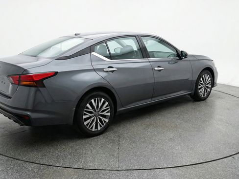 Used 2025 Nissan Altima 2.5 SV FWD image 9