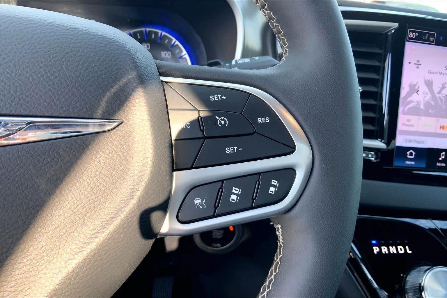 Used 2025 Chrysler Pacifica Select FWD image 24