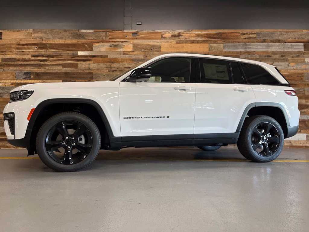New 2026 Jeep Grand Cherokee Limited w/ Limited Altitude Package AWD/4WD image 17