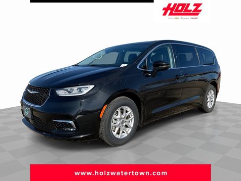 Used 2023 Chrysler Pacifica Touring-L image 1