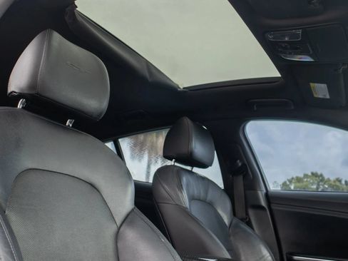 Used 2018 Kia Stinger GT1 AWD/4WD image 15