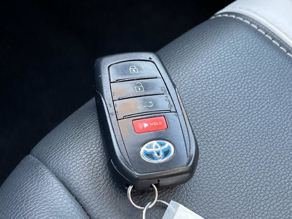 Used 2025 Toyota Camry SE FWD image 30
